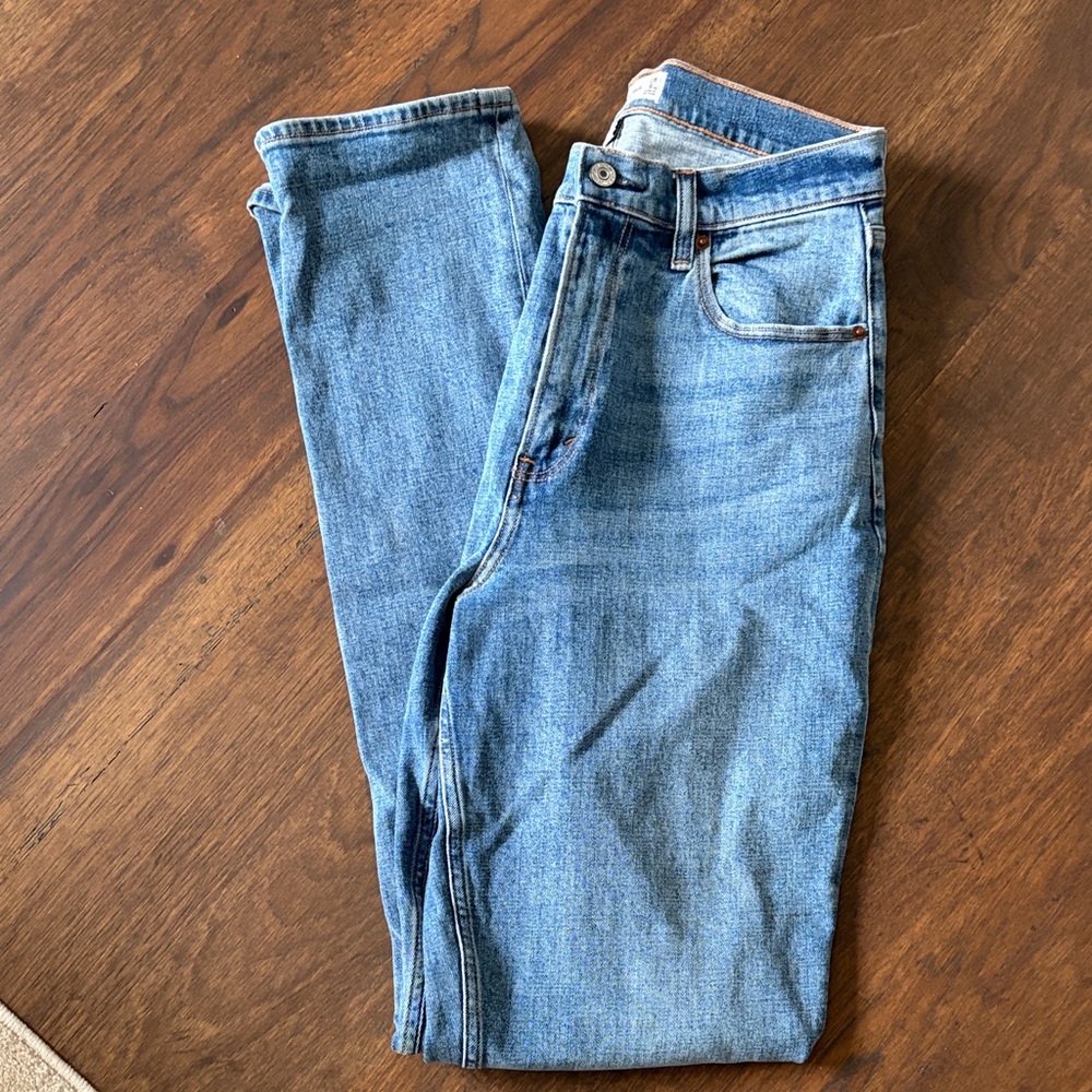 Abercrombie & Fitch Women's Curve Love Slim Straight Leg Jeans Med blue Denim